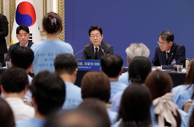 이재명 대통령이 16일 청와대 영빈관에서 열린 '기억과 위로, 치유의 대화' 사회적 참사 유가족 간담회에서 12·29 제주항공 여객기 참사 유가족 발언을 듣고 있다. /연합뉴스