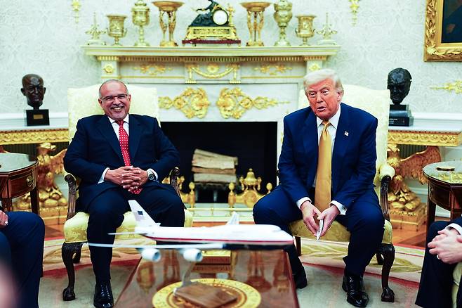 16일 백악관에서 바레인 왕세자인 살만 빈 하마드 알 칼리파 총리와 정상회담을 하고 있는 도널드 트럼프 미국 대통령. 트럼프는 이날 저녁에는 모하메드 빈 압둘라흐만 알사니 카타르 총리와 만찬을 했다. /EPA 연합뉴스