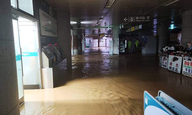 17일 시간당 77㎜가 넘는 '극한 호우'가 내리면서 광주 도시철도 1호선 상무역 역사 안이 침수돼 있다. /뉴스1