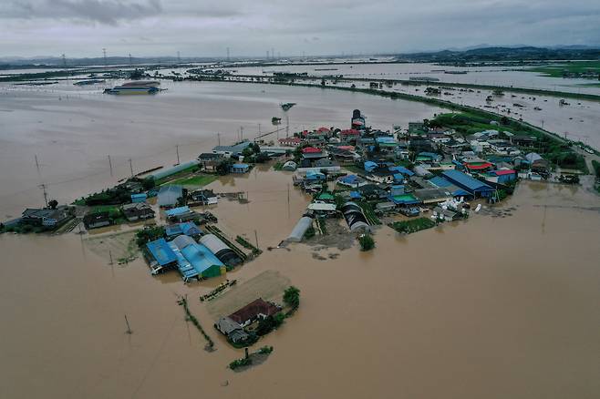 충남에 시간당 100mm의 물폭탄이 쏟아진 17일 오후 충남 예산군 일대 마을이 물에 잠긴 모습. 2025.7.17 /박성원 기자