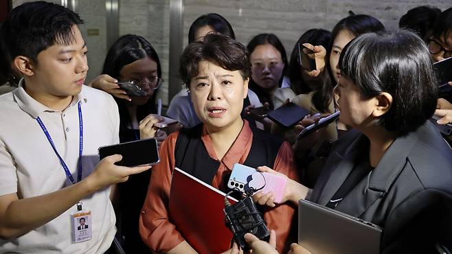 국민의힘 윤희숙 혁신위원장이 17일 오전 국회에서 열린 비상대책위원회의 참석을 마치고 나서며 취재진의 질문에 답하고 있다. /남강호 기자