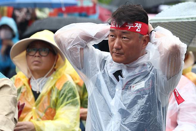 양경수 민주노총 위원장이 16일 서울 영등포구 국회 인근에서 열린 수도권 총파업 대회에서 머리띠를 매고 있다. /연합뉴스