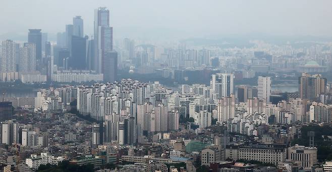 서울 중구 남산에서 바라본 아파트 단지. /뉴스1