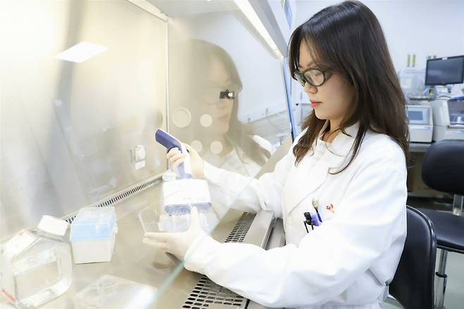 SK바이오사이언스 연구원이 면역 증강제 활용 독감 백신을 개발하기 위해 실험하고 있다. /SK바이오사이언스 제공