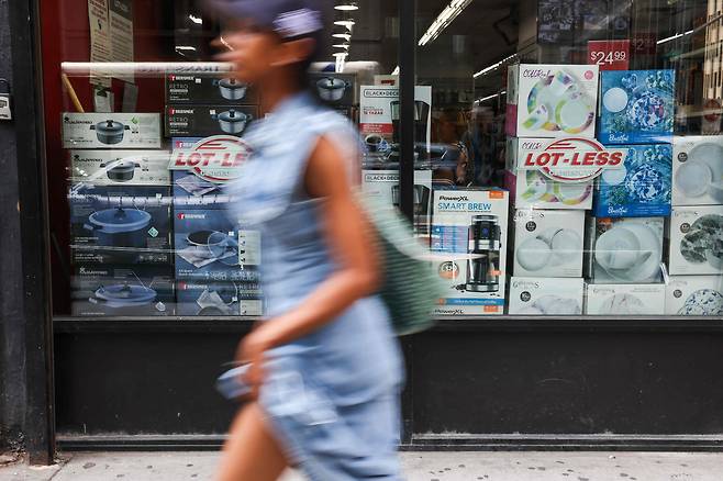 한 시민이 뉴욕 맨해튼의 가게 앞을 지나가고 있다. /AFP 연합뉴스