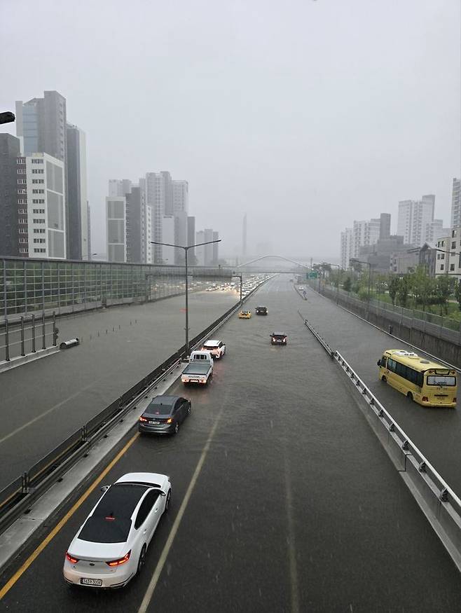 17일 오전 밤사이 거센 폭우로 침수된 충남 아산시 배방읍 세교지하차도를 차들이 천천히 달리고 있다. 독자 제공