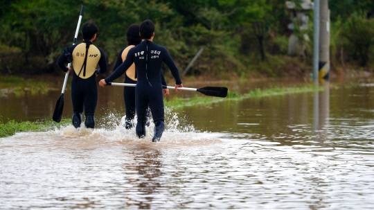 17일 집중 호우로 사망자가 발생한 충남 서산시 석남동 청지천 일대를 충남119 구조대가 추가 수색에 나서고 있다. 김영태 기자