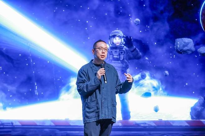 오한기 네이버 리얼타임 엔진 스튜디오 리더가 16일 오후 네이버 1784 사옥 내 비전 스튜디오에서 네이버 영상 기술력을 소개하고 있다.ⓒ네이버