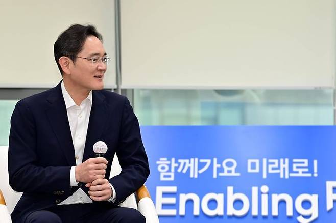 이재용 삼성전자 회장이 3월 20일 오전 서울 강남구 멀티캠퍼스 역삼 SSAFY 서울캠퍼스에서 당시 이재명 더불어민주당 대표와 환담하고 있다. ⓒ뉴시스