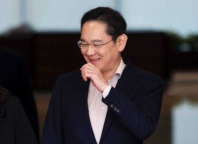 일본 출장을 마친 이재용 삼성전자 회장이 4월 9일 서울 강서구 김포비즈니스항공센터(SGBAC)로 귀국하고 있다. ⓒ뉴시스