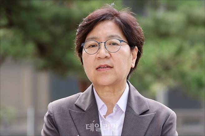 정은경 보건복지부 장관 후보자가 지난달 30일 서울 중구 T타워에 마련된 인사청문회 준비 사무실로 출근하며 취재진의 질문에 답변하고 있다. ⓒ데일리안 홍금표 기자