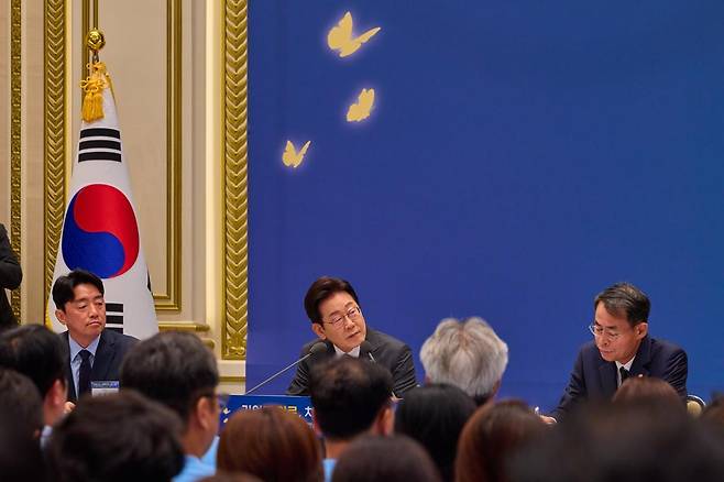 이재명 대통령이 지난 16일 청와대 영빈관에서 열린 ‘기억과 위로, 치유의 대화’ 사회적 참사 유가족 간담회에서 발언을 하고 있다. (대통령실 제공) 2025.7.17.뉴스1