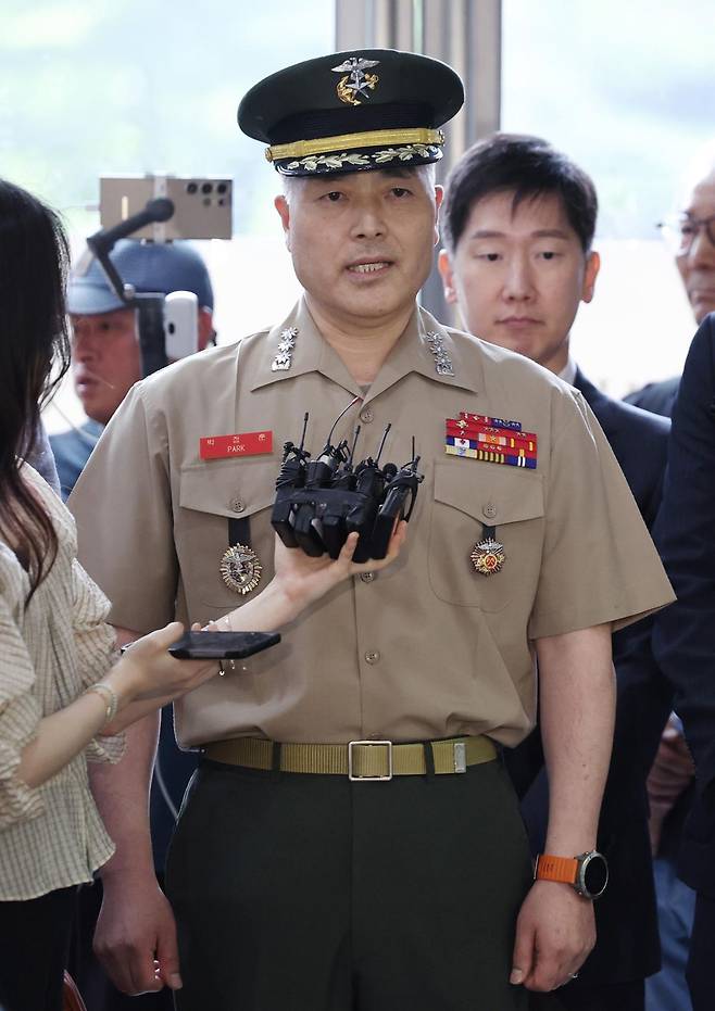 박정훈 해병대 수사단장(대령)이 순직사건 수사 당시 경위와 수사외압 의혹 관련 참고인 신분으로 16일 서울 서초구 순직해병 특검 사무실에 출석하던 중 취재진의 질문에 답하고 있다. 2025.07.16 서울=뉴시스