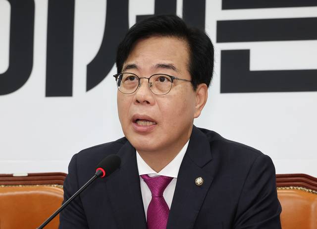 송언석 국민의힘 비상대책위원장 겸 원내대표가 17일 국회 본청에서 열린 당 비상대책위원회의에서 발언하고 있다.<연합뉴스 사진>