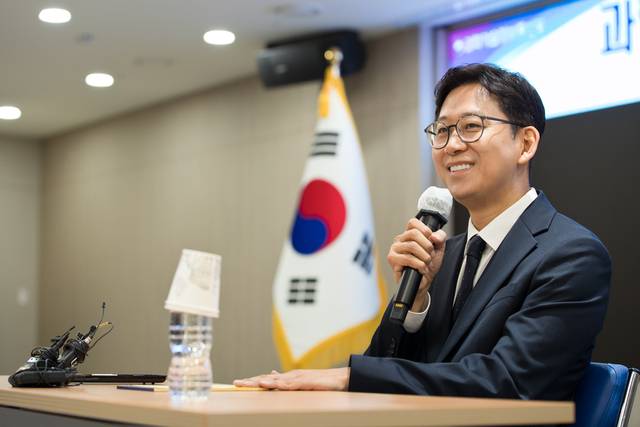 배경훈 과기정통부 장관이 17일 세종청사에서  직원들과 대화를 나누고 있다. 과기정통부 제공
