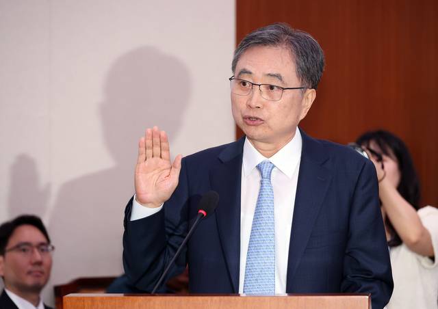 조현 외교부 장관 후보자가 17일 국회 외교통일위원회에서 열린 외교장관 인사청문회에서 선서하고 있다. 조 후보자는 문재인 정부 시절 외교부 제2차관, 1차관과 주유엔대표부 대사를 지냈다.<연합뉴스 사진>