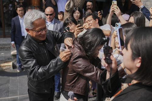 베이징에서 사인해주는 엔비디아 CEO 젠슨 황 [AP 연합뉴스 자료사진]