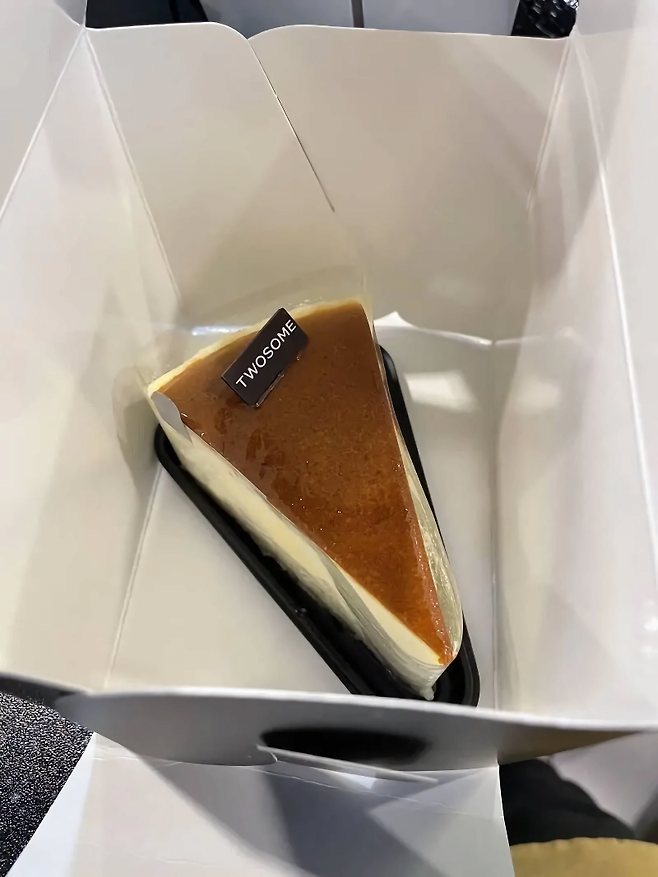 image.png 카페 알바인데 여자분이 전번 안주고감