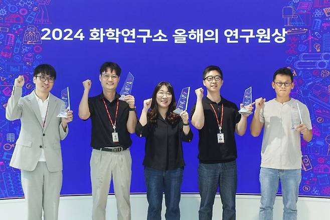 (왼쪽부터) 박준용 기능소재연구실 매니저, 유영만 기능소재연구실 PL, 문정미 그린소재연구실 매니저, 오현우 그린소재연구실 매니저, 김상우 그린소재연구실 매니저가 17일 경기도 성남시 판교 에코랩(ECOLAB)에서 열린 '제8회 올해의 연구원상' 시상식에 참석해 기념촬영을 하고 있다. SK케미칼 제공