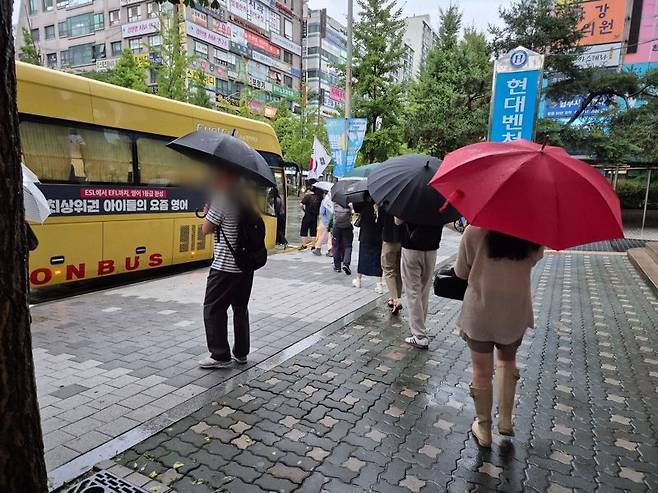 17일 경기 남부 지역에 호우경보가 발효된 가운데, 시민들이 출근버스에 탑승하고 있다. 사진=김예지 기자
