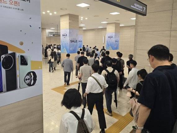 17일 오전 서울 지하철 5·9호선 여의도역에서 시민들이 이동하고 있다. /사진=서지윤 기자