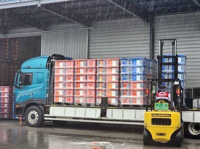 경상남도 함양에 위치한 희망브리지 재해구호물류센터에서 이재민 구호키트를 운송 차량에 적재하고 있다. 희망브리지 제공