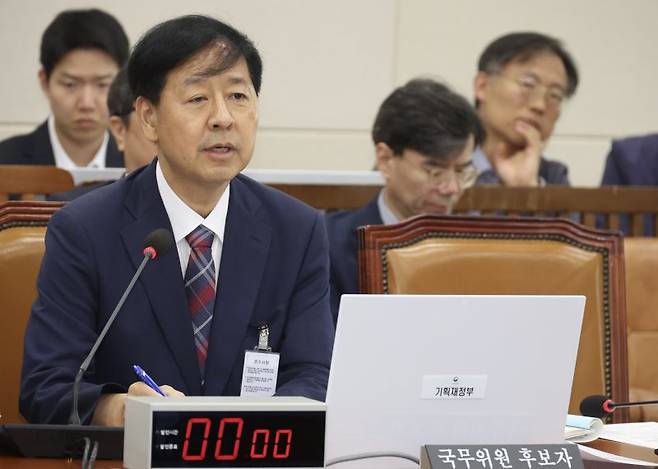 구윤철 경제부총리 겸 기획재정부 장관 후보자가 17일 서울 여의도 국회 기획재정위원회에서 열린 인사청문회에서 의원의 질의에 답변하고 있다. 뉴시스