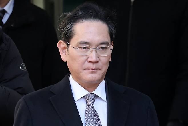이재용 삼성전자 회장이 지난 2월 3일 오후 서울 서초구 서울고등법원에서 열린 '경영권 불법 승계' 의혹 자본시장과금융투자업에관한법률위반등 항소심 선고공판에서 무죄를 선고받은 후 법정을 나서고 있다. 뉴스1