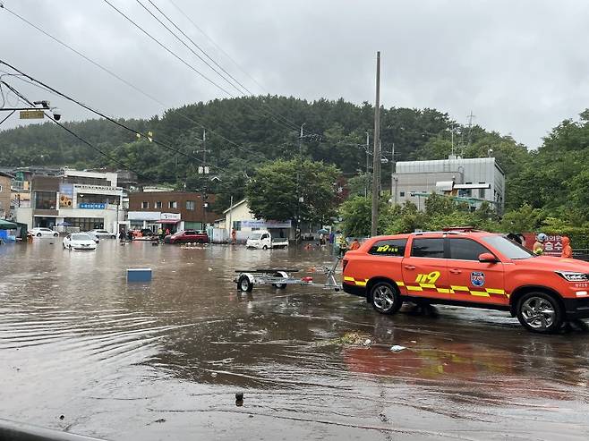 17일 대구 북구 노곡동 일대가 침수돼 상가와 차량이 물이 잠겼다. 주민이 물길을 헤치고 걸어가고 있다.(독자 제공.재판매 및 DB금지) 2025.7.17/뉴스1 ⓒ News1 신성훈 기자 /사진=뉴스1