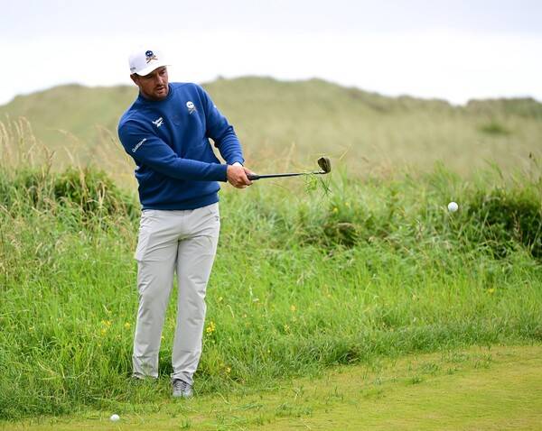 사진은 칼럼 내용과 관련 없는 참고입니다. 2025년 남자골프 마지막 메이저 대회인 제153회 디오픈 챔피언십에 출전하는 브라이슨 디섐보가 그린 주변에서 샷을 연습하는 모습입니다. 디섐보는 자신만의 클럽 길이로 화제를 모으기도 했습니다. 사진제공=Oisin Keniry/R&A/R&A via Getty Images. (사진 및 칼럼을 무단으로 사용하지 마십시오.)