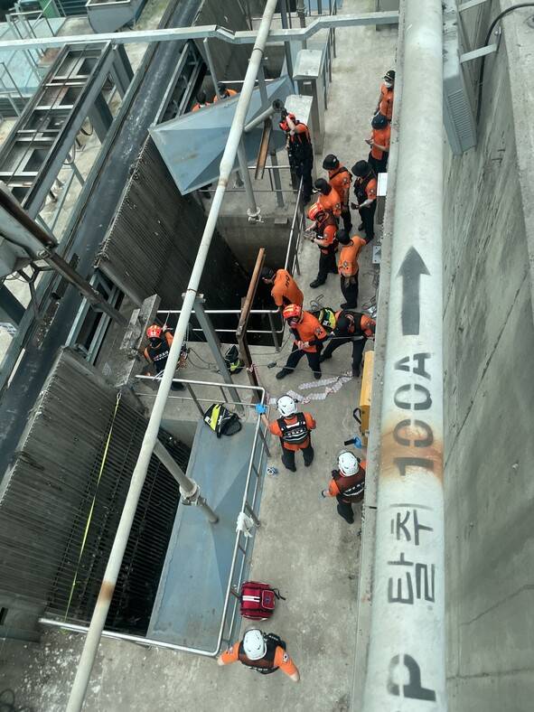 소방당국이 지난 7일 오전 인천 굴포하수종말처리장에서 맨홀 사고 실종자 수색 작업을 하고 있다. 인천소방본부 제공