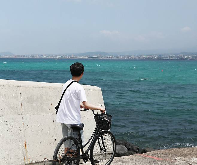 제주 협재해수욕장에서 육안으로도 보이는 비양도는 섬 전체를 싸고 있는 도로를 걷거나 자전거 타며 여행하기 좋은 곳이다. 박미향 기자