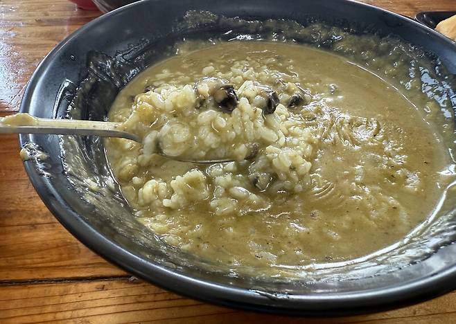 비양도 대표 음식인 보말죽. 질 좋은 보말로 만들어 인기가 많다. 박미향 기자