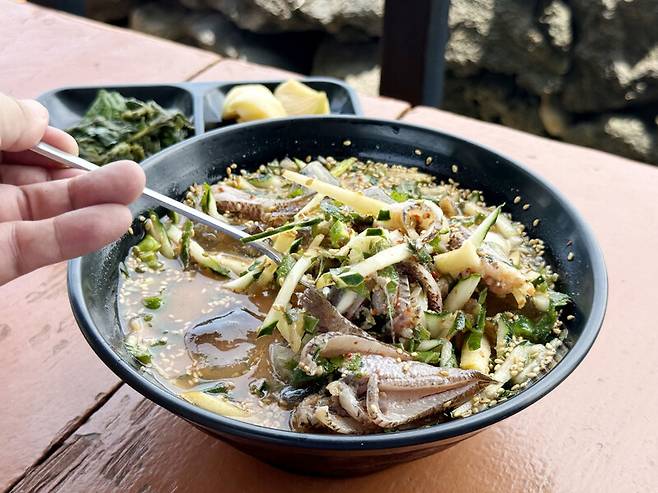 된장 푼 물에 갖은 채소를 넣어 시원하게 만든 자리돔물회. 뼈째 손질해서 만들기에 씹는 맛이 있다. 박미향 기자