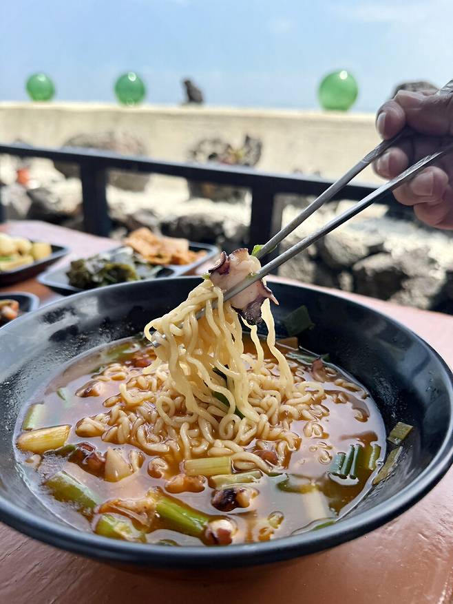 문어를 넣어 끓인 라면. 쫄깃한 문어와 탱탱한 면의 조화가 일품이다. 박미향 기자