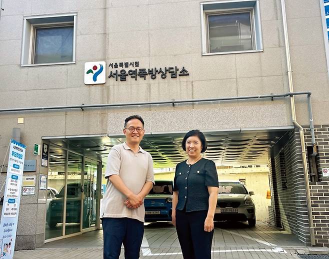 동자동 서울역쪽방상담소 앞에서 유호연 소장(오른쪽)과 전익형 실장이 자리를 함께했다.