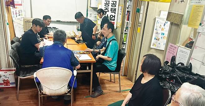 지난 7월11일 낮 폭염 속에서 모인 동자동사랑방 주민들이 열악한 환경과 재정착을 위한 대응 방안을 마련하기 위해 회의를 진행하고 있다.