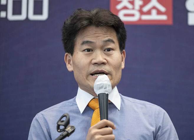 한국사 강사 전한길 씨가 지난 4월16일 서울 중구 프레스센터에서 열린 ‘국민이 국민을 지킨다! 국민수사대 출범식’에 참석해 축사하고 있다. 연합뉴스