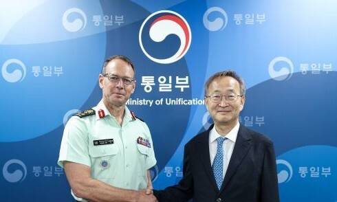 김남중 통일부 차관이 17일 정부서울청사에서 데릭 맥컬리 유엔사 부사령관을 만나 “한반도 평화와 안정을 위해 상호 협력을 강화해나가자는 데 의견을 모았다”고 통일부가 전했다. 통일부 제공