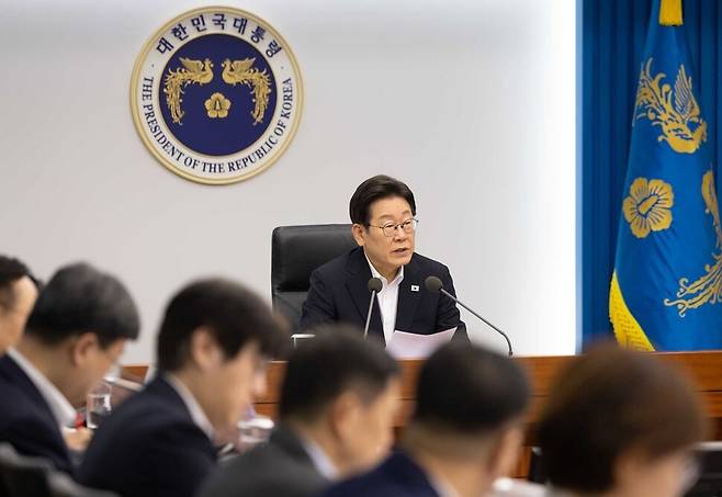 이재명 대통령이 17일 서울 용산 대통령실에서 열린 수석보좌관 회의에서 발언하고 있다. 대통령실 제공