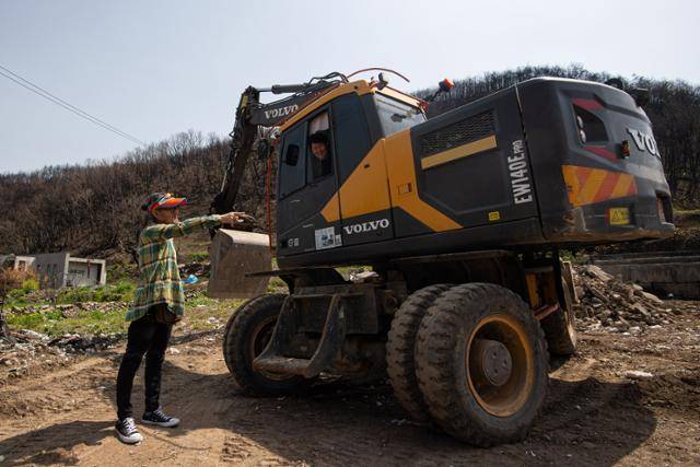 김현일씨가 철거 작업 중인 포클레인 기사와 대화하고 있다. 안동=남동균 인턴기자