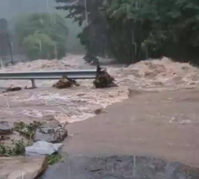 충남 전역에 호우특보가 내려진 17일 서산시 운산면 용현계곡이 폭우로 범람해 도로까지 물이 넘쳐흐르고 있다. 서산=연합뉴스