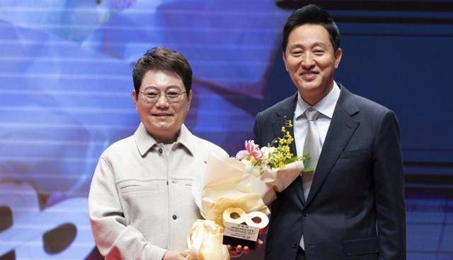 한문철(왼쪽) 변호사가 지난해 12월 3일 서울시청에서 열린 7기 서울시 명예시장 위촉식에서 위촉장을 받은 뒤 오세훈 시장과 기념촬영을 하고 있다. 연합뉴스