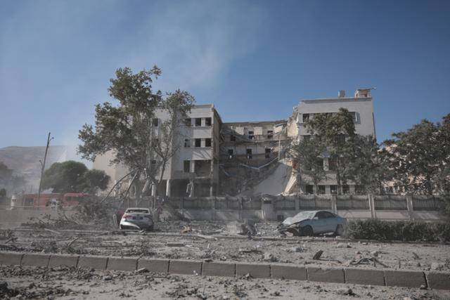 16일 이스라엘 공습으로 무너진 시리아 다마스쿠스의 국방부 건물. 다마스쿠스=EPA 연합뉴스