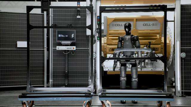 미국의 인공지능(AI) 로봇 스타트업인 '피규어'에서 제작한 휴머노이드 로봇이 BMW 그룹의 미국 사우스캐롤라이나주(州) 스파튼버그 공장에서 일하고 있는 모습. 피규어 측은 해당 AI로봇이 '20시간 연속 노동'을 했다며 높은 생산성을 강조하고 있다. 피규어 유튜브 캡처