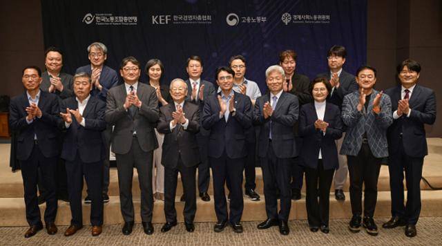 17일 서울 중구 한국프레스센터 국제회의장에서 열린 ‘AI 전환과 노동의 미래’ 토론회에서 권기섭(앞줄 왼쪽 세 번째) 경제사회노동위원회 위원장, 김동명(앞줄 왼쪽 두 번째) 한국노총 위원장, 손경식(앞줄 왼쪽 네 번째) 한국경영자총협회 회장, 권창준(앞줄 정가운데) 고용노동부 차관 등 주요 참석자들이 기념 촬영을 하고 있다. 하상윤 기자