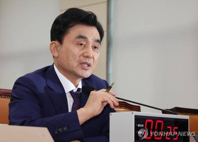 안규백 국방부 장관 후보자가 15일 서울 여의도 국회 국방위원회에서 열린 인사청문회에서 의원 질의에 답변하고 있다. 연합뉴스