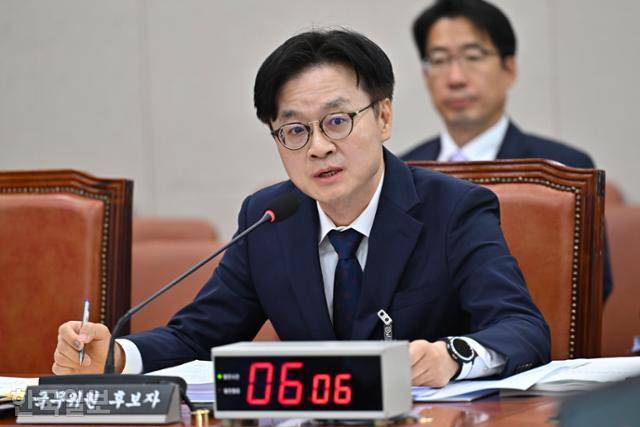 김정관 산업통상자원부 장관 후보자가 17일 국회 산업통상자원중소벤처기업위원회에서 열린 인사청문회에서 의원 질의에 답변하고 있다 . 정다빈 기자