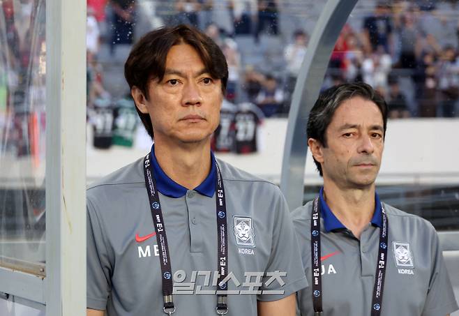 2025 동아시아축구연맹(EAFF) E-1 챔피언십(동아시안컵) 대한민국과 일본의 경기가 15일 오후 경기도 용인 미르스타디움에서 열렸다. 경기 전 홍명보 감독이 벤치에 서 있다. 용인=김민규 기자 mgkim1@edaily.co.kr /2025.07.15/