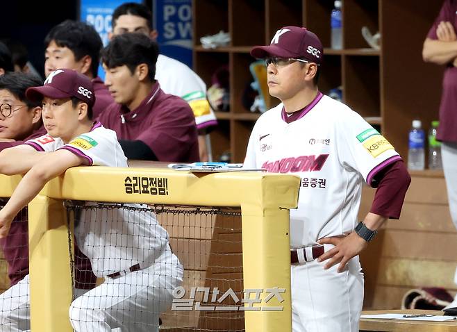 2025 KB0리그 프로야구 키움히어로즈와 삼성라이온즈의 경기가 22일 오후 서울 고척스카이돔에서 열렸다. 9회말 홍원기 감독이 마지막 공격을 지켜보고 있다. 고척=김민규 기자 mgkim1@edaily.co.kr /2025.05.22/